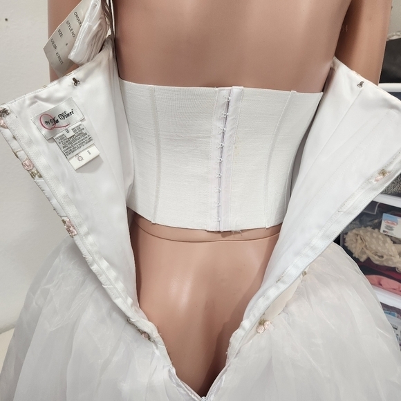 Q by Da Vinci White With Embroidered Spring Floral Quinceañera Dress Size 8 - Picture 13 of 14